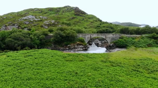 Vlucht over de ontzagwekkende landschap van Glencoe in de Schotse Hooglanden — Stockvideo