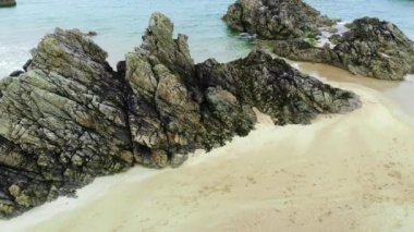 İskoçya'nın dağlık Sango Sands şaşırtıcı siyah taşlara