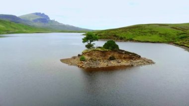 Isle of Skye İskoçya'da bir gölde küçük bir ada üzerinde uçuş
