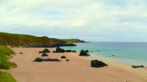 珊瑚砂のビーチのスコットランドのハイランド地方でダーネスで — ストック動画