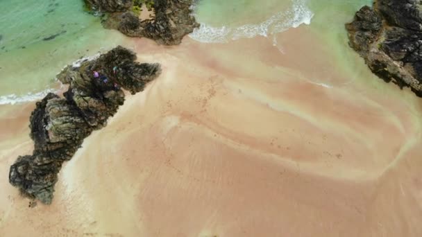 Playa de Sango Sands en Durness en las Highlands escocesas desde arriba — Vídeos de Stock