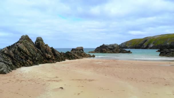Fantastiska Sango Sands beach på Durness i de skotska högländerna — Stockvideo