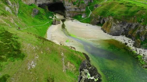 Lot nad Smoo jaskini w Highlands of Scotland w pobliżu Durness — Wideo stockowe