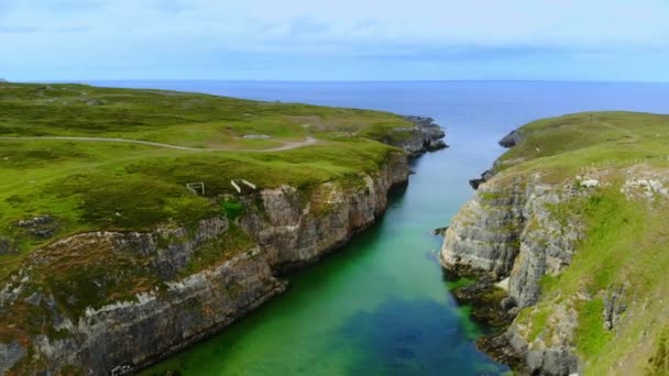 Vlucht over Smoo Cave in de Schotse Hooglanden in de buurt van Durness — Stockvideo