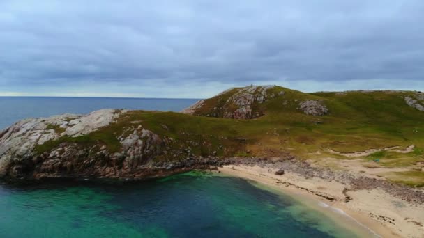 Bella spiaggia di Sheigra e scogliere a Shegra Scozia del Nord — Video Stock