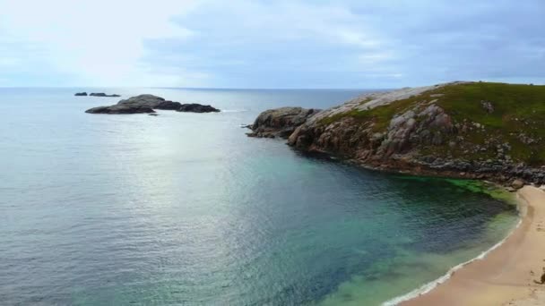 Vuelo sobre la playa de Sheigra en Escocia - hermoso paisaje — Vídeo de stock