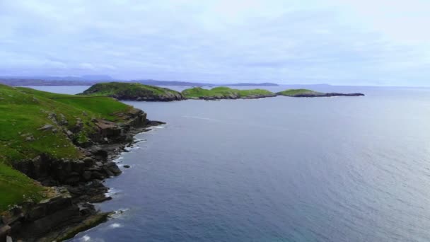 Wunderschöne Landschaft und grüne Hügel rund um Loch Long in Schottland — Stockvideo