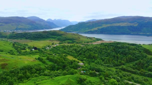 Prachtige landschap en groene heuvels rond Loch Long in Schotland — Stockvideo