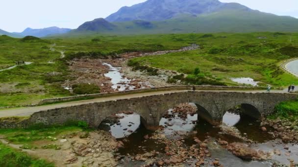 Vuelo sobre el famoso puente de Sligachan en la isla de Skye — Vídeo de stock