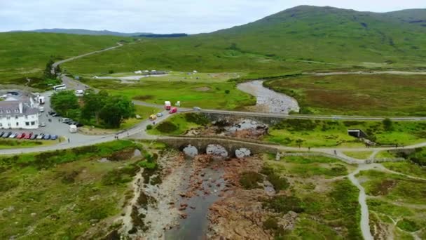 惊人的苏格兰高地-Sligachan 桥空中无人机镜头 — 图库视频影像