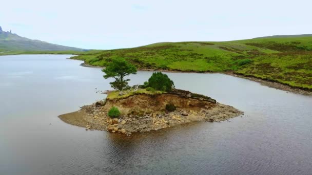 De vackra sjöarna och landskapet i Isle of Skye i Skottland — Stockvideo