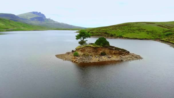 Voo sobre uma pequena ilha em um lago na Ilha de Skye, na Escócia — Vídeo de Stock
