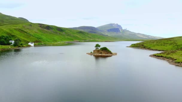 A gyönyörű tavak és a táj, a skóciai Skye szigetén — Stock videók