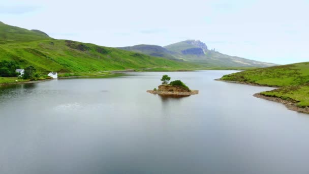 De prachtige meren en het landschap van het eiland Skye in Schotland — Stockvideo