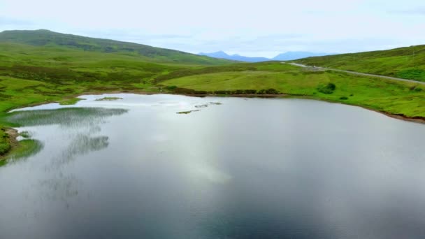 美しい湖とスコットランドのスカイ島の風景 — ストック動画