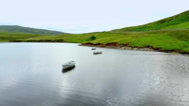 die schönen Seen und die Landschaft der Insel Skye in Schottland