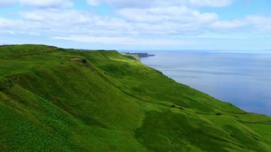 Uçuş Isle of Skye İskoçya'da uçurumlarda ve yeşil kıyı şeridi üzerine