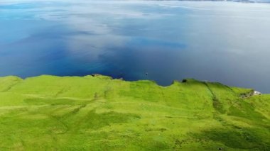 Uçuş Isle of Skye İskoçya'da uçurumlarda ve yeşil kıyı şeridi üzerine