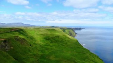 Uçuş Isle of Skye İskoçya'da uçurumlarda ve yeşil kıyı şeridi üzerine