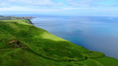 Uçuş Isle of Skye İskoçya'da uçurumlarda ve yeşil kıyı şeridi üzerine