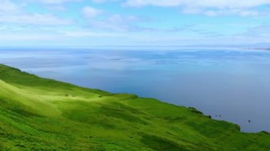 Uçuş Isle of Skye İskoçya'da uçurumlarda ve yeşil kıyı şeridi üzerine