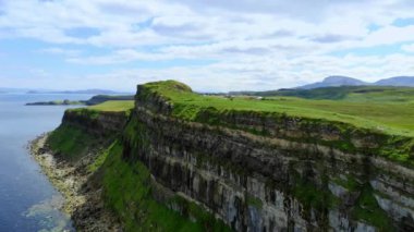 Uçuş boyunca dron görüntüleri inanılmaz İskoçya - Isle of Skye uçurumlarda