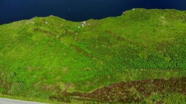 Uçuş Isle of Skye İskoçya'da uçurumlarda ve yeşil kıyı şeridi üzerine