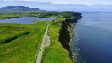 Uçuş Isle of Skye İskoçya'da uçurumlarda ve yeşil kıyı şeridi üzerine