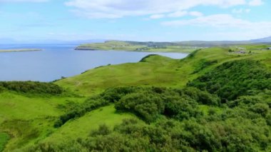 Uçuş Isle of Skye İskoçya'da uçurumlarda ve yeşil kıyı şeridi üzerine