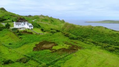 Uçuş Isle of Skye İskoçya'da uçurumlarda ve yeşil kıyı şeridi üzerine