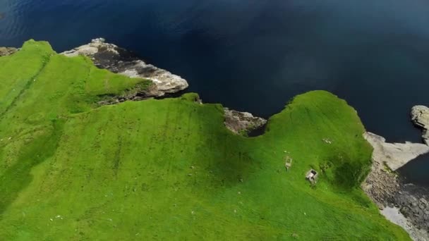 Fantastiska landskap på Isle of Skye i Skottland - antenn drönare footage — Stockvideo