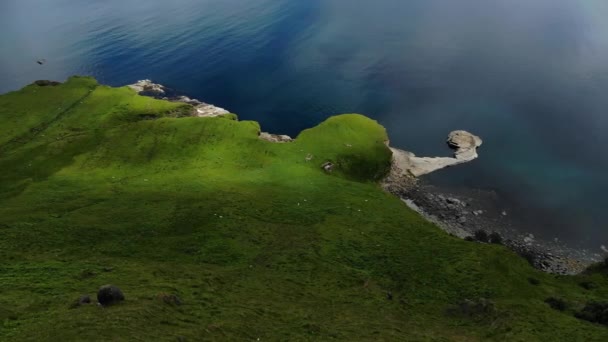 Vlucht over de groene kust en kliffen op het eiland Skye in Schotland — Stockvideo