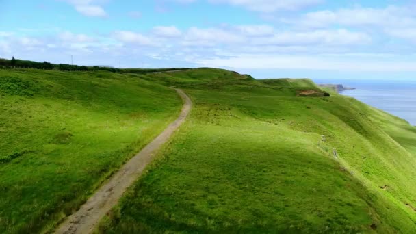 Θαυμάσια μονοπάτια πεζοπορίας στο Isle of Skye - πτήση εναέριο κηφήνα — Αρχείο Βίντεο