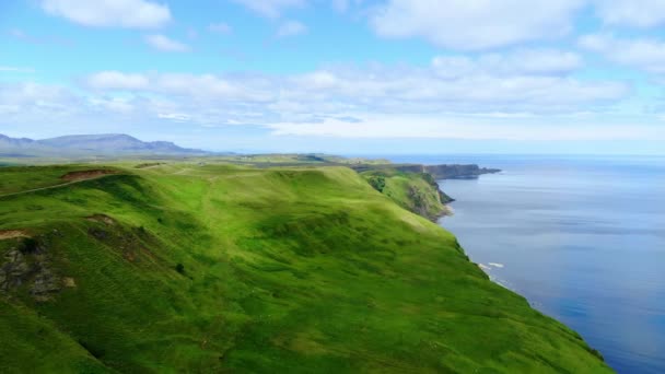 Vuelo sobre la costa verde y acantilados en la Isla de Skye en Escocia — Vídeos de Stock