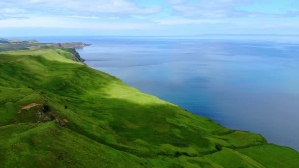 Полет над зеленой береговой линией и скалами на острове Скай в Шотландии — стоковое видео