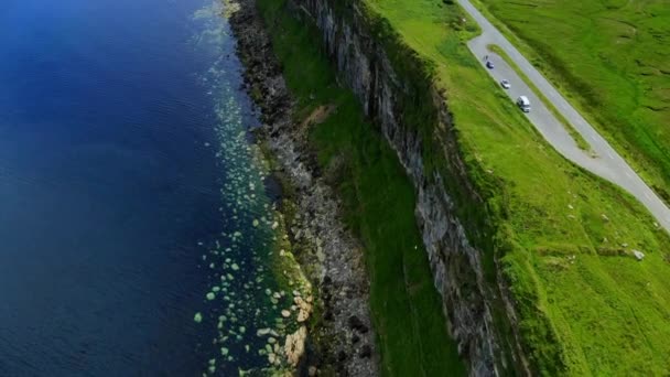 Volo lungo le scogliere sull'Isola di Skye in Scozia - incredibili riprese di droni — Video Stock