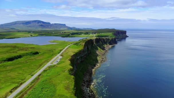 Vuelo sobre la costa verde y acantilados en la Isla de Skye en Escocia — Vídeos de Stock