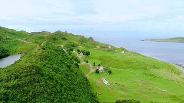 Voo sobre a costa verde e falésias na Ilha de Skye, na Escócia — Vídeo de Stock