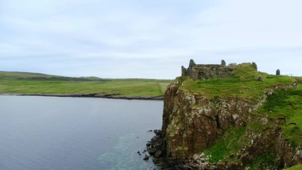 De ruïnes van het kasteel van de Duntulm op het Isle of Skye - luchtfoto drone-beelden — Stockvideo