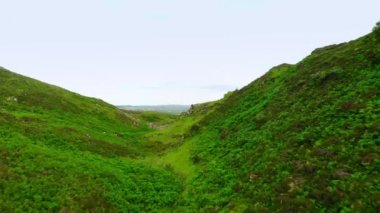 İskoçya Highlands güzel manzara üzerinde uçuş