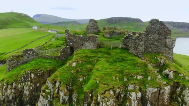 Le rovine del castello di Duntulm sull'isola di Skye - riprese aeree del drone — Video Stock