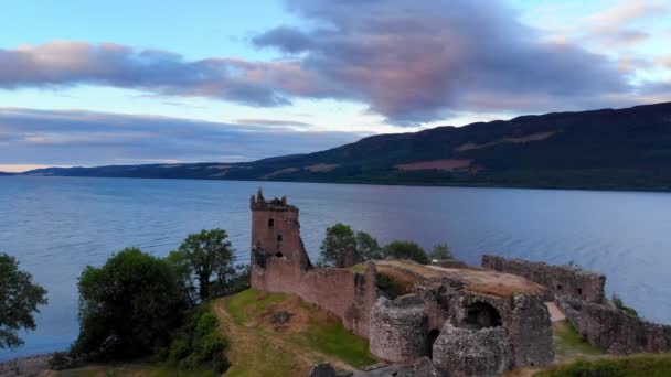 Loch Ness i zamek Urquhart wieczorem - zdjęcia lotnicze drone — Wideo stockowe