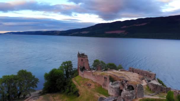 Loch Ness i zamek Urquhart wieczorem - zdjęcia lotnicze drone — Wideo stockowe