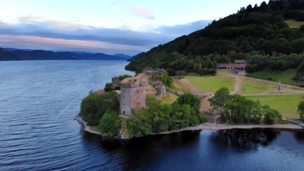 Loch Ness och Urquhart Castle på kvällen - antenn drönare footage — Stockvideo