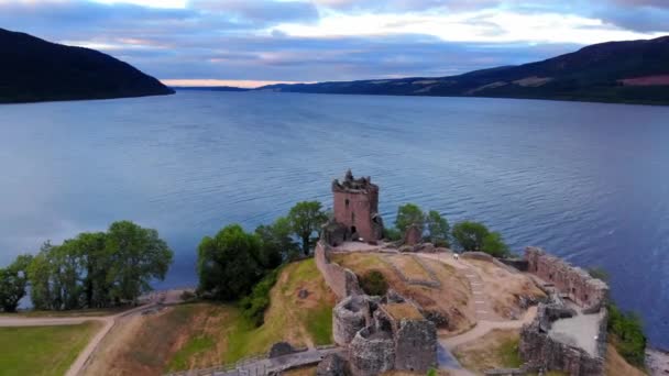 Lot wokół zamku Urquhart i Loch Ness w godzinach wieczornych - zdjęcia lotnicze drone — Wideo stockowe