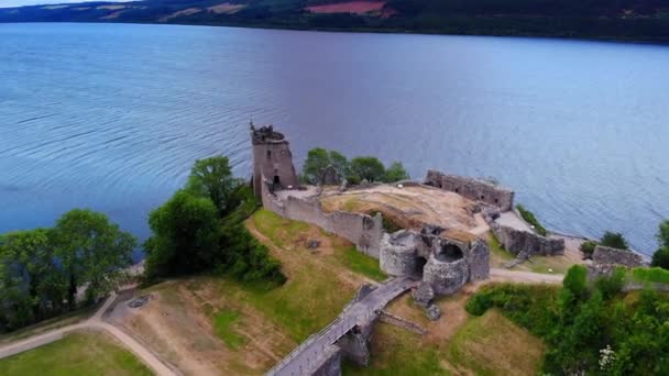 Château d'Urquhart au célèbre lac Loch Ness en soirée - images aériennes de drones — Video