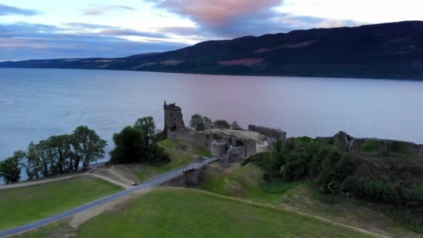 Castillo de Urquhart en el famoso Lago Loch Ness por la noche - imágenes aéreas de aviones no tripulados — Vídeo de stock