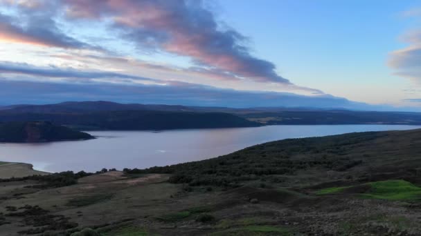Prachtige Loch Shin in Schotland - luchtfoto 's avonds — Stockvideo