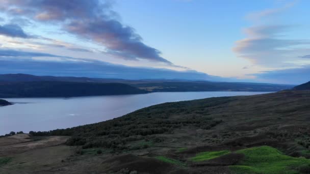Vackra Loch Shin i Skottland - Flygfoto på kvällen — Stockvideo