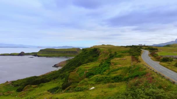 Береговая линия и скалы на острове Скай в Шотландии — стоковое видео